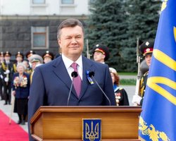 УП: Янукович оконфузился в День Победы