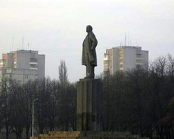 На памятнике Ленину в Кременчуге написали "Покидьок"