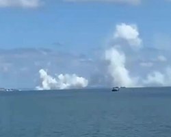 Дымовая завеса и взрывы: оккупанты сообщили о повторной атаке на Крымский мост (фото, видео)