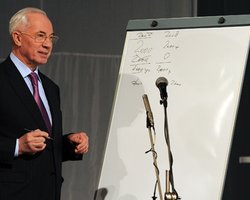 Азаров рассказал, что так и не научился расписывать писанки