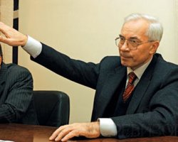 Азаров угрожает увольнениями за повышение тарифов на услуги ЖКХ