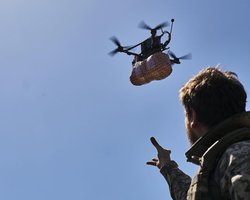 Великдень на передовій: ДПСУ показала, як дрони доставляють паски (відео)