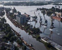 Количество погибших растет: спасатели показали, как справляются с последствиями подрыва Каховской ГЭС (фото)