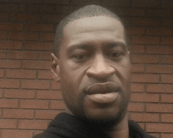 Офицер советовал задыхавшемуся Флойду "перестать кричать", чтобы не тратить воздух