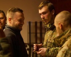 Звільнені командири "Азова" не зможуть повернутися додому до кінця війни, – Зеленський