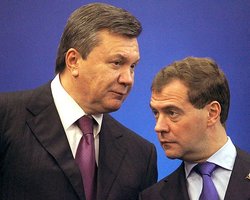 Медведеву и Януковичу подарили на память о Донбассе одинаковые скульптуры из соли