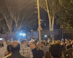 В Армении требуют отставки премьера: у парламента собрался протест (видео)