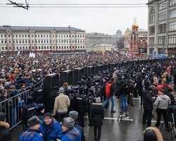 Траурные шествия по Немцову в Москве, Харькове, Вильнюсе (ФОТО)