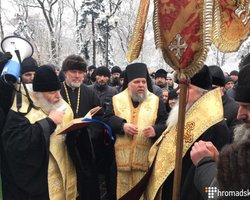 Под Радой прихожане УПЦ МП требуют не переименовывать их церковь