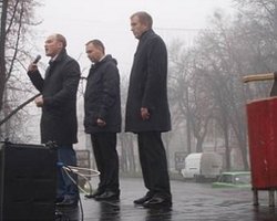 Полтавчане приготовили для Азарова и Тигипко плаху с топором