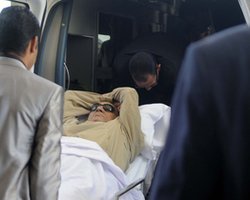 СМИ: Мубарак выходит в тюремный двор и принимает пищу