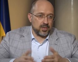 Шмыгаль рассказал, кто получит прививку китайской вакциной от COVID-19 в первую очередь