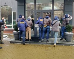 "Национальный корпус" обклеил офис канала NewsOne наклейками с избитым "ватником"