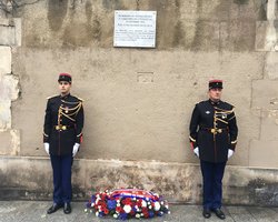 Во Франции почтили память жертв терактов, состоявшихся год назад