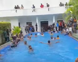 Протестующие вскрыли гараж и развлекаются во дворце президента на Шри-Ланке (видео)