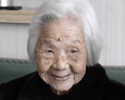 Простой секрет долголетия: 101-летняя женщина призналась, что делает каждую ночь