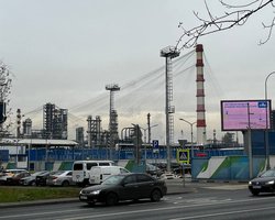 Нефтеперерабатывающий завод в Москве накрыли антидронными сетками (фото)