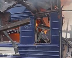 Росіяни вдарили по пасажирському поїзду в Шостці: постраждали десятки людей (відео)