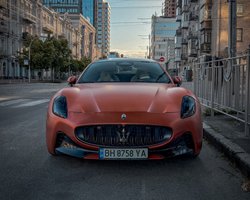 "Блискавка" з тризубом: у Києві помітили спортивний електрокар з Італії на 760 сил (фото)