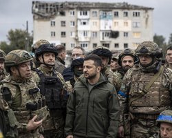 На фоне жалоб россиян на прорыв: Зеленский встретился с военными на Херсонщине (видео)