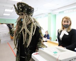 На Камчатке голосовать на выборах в Госдуму пришел "пират Дейви Джонс" (фото, видео)