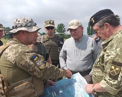 Кучма на месте разведения сил возле Станицы Луганской назвал главные национальные интересы Украины