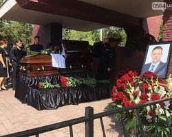 В Кривом Роге похоронили мэра Константина Павлова: с ним прощались тысячи человек (видео)