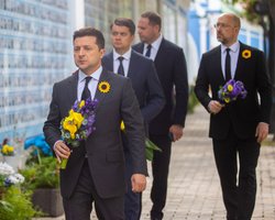 Зеленский против всех. Выиграет ли президент битву с оппозицией, олигархами и Западом