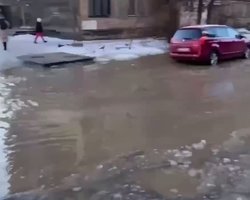 Затопило несколько кварталов: в Киеве прорвало трубу возле метро "Политехнический институт" (видео)