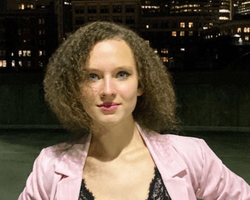 Американка, "сдавшая" мать за участие в митинге трампистов, объявила сбор денег на учебу