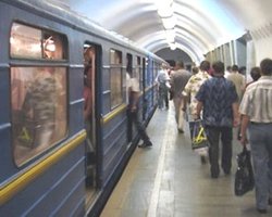 Киевское метро хочет установить в вагонах камеры наблюдения
