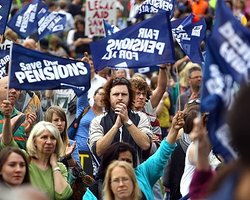 Британцы массово протестуют против пенсионной реформы