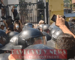 З димовими шашками і шинами: під ОП відбулися зіткнення "Нацкорпусу" і поліції (фото, відео)