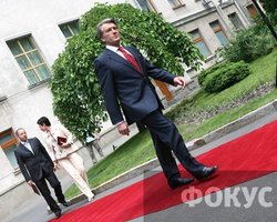 Ющенко отнес документы в ЦИК под аплодисменты