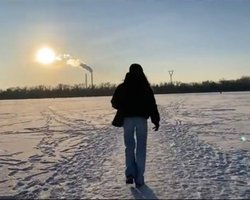 Йшли пішки по замерзлому Дніпру: киянки перейшли на інший берег міста під час тривоги (фото)