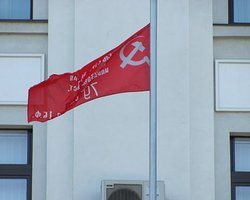 Янукович: В Украине кто угодно может поднять красный флаг