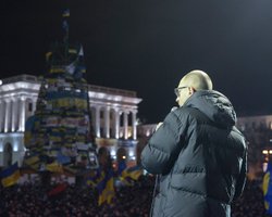 Яценюк: Мы будем стоять с людьми