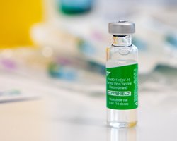 Покраснение, тошнота и не только: Минздрав перечислил реакции организма на вакцину от COVID-19