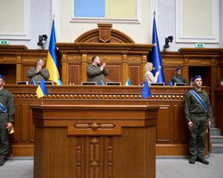 "Историческое мгновение": в сессионный зал Рады торжественно внесли флаг Евросоюза (видео)