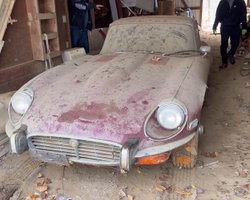 Самое красивое авто всех времен 30 лет пылилось в сарае (видео)