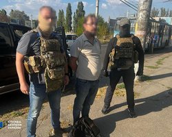 У Херсоні затримали священника УПЦ, який торгував російською зброєю, – СБУ (фото, відео)