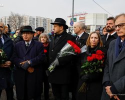 Школярі скандують "Навальний": на похорон приїхали посли країн Євросоюзу та США (фото, відео)