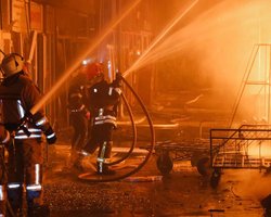 Удар РФ по Харкову спричинив масштабну пожежу на ринку "Барабашово": є постраждалі (фото, відео)