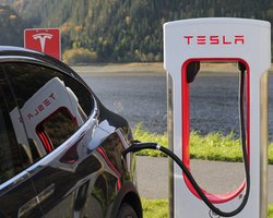 Tesla будет платить зарплаты своим сотрудникам, которые вернулись домой для защиты Украины