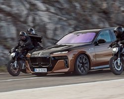 BMW сняли остросюжетное кино с Умой Турман и флагманским электрокаром i7 (видео)