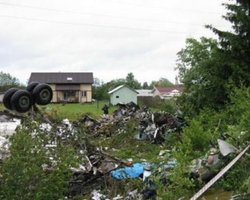 При падении Ту-134 сбил двигавшийся по шоссе автомобиль