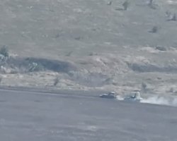 "Крутая работа": дрон ВСУ "размотал" российскую БРЭМ и танк во время эвакуации (видео)