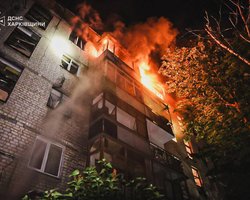 "Уламки влетіли всередину": у Харкові "Шахед" вдарив по житловій 12-поверхівці (фото)