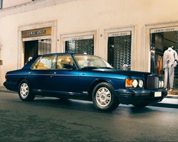 На аукцион выставили редкое роскошное авто Джорджо Армани (фото)