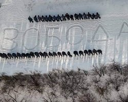 У Москві поліція затримала 20 художників, які охороняли слово "Свобода" в костюмах ОМОНу
